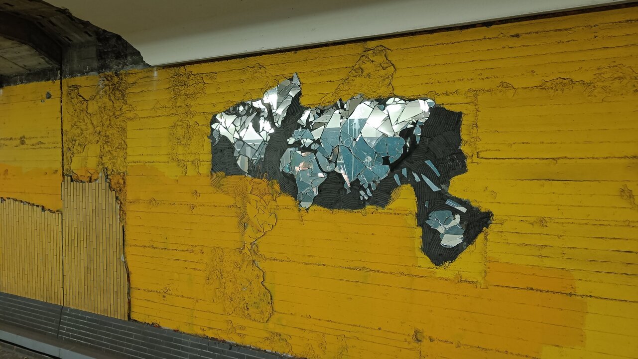 U-Bahnhof Ullsteinstraße - Die Welt in Scherben
