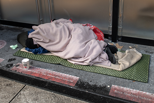 Obdachlose im Hitzestress - kontinente-Magazin 3/26
